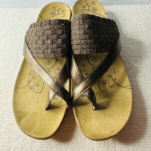Bear Traps Sandals Women’s Size 8M Shimmering Taupe Weave Toe Loop. Preowned